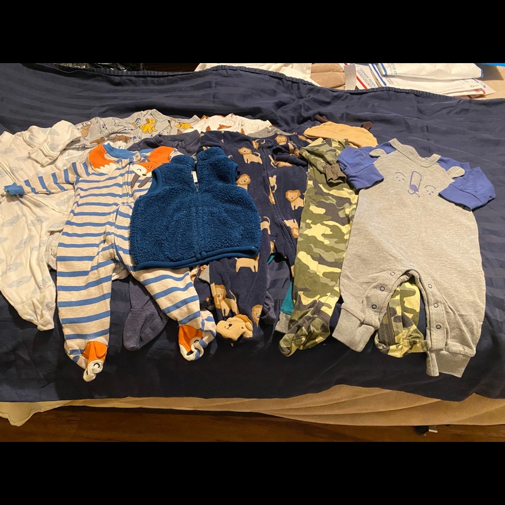 16 pieces clothing lot for baby boy
Size 3-6 month
Mint condition!